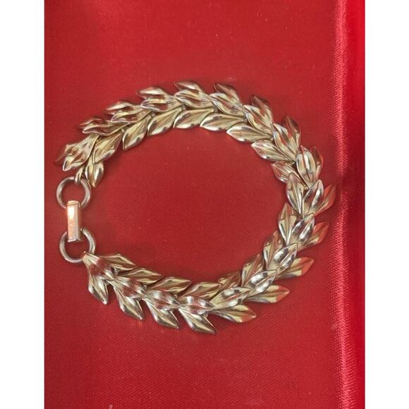 Trifari Jewelry - Vintage Crown Trifari Gold Tone Leaf Link Bracelet Signed